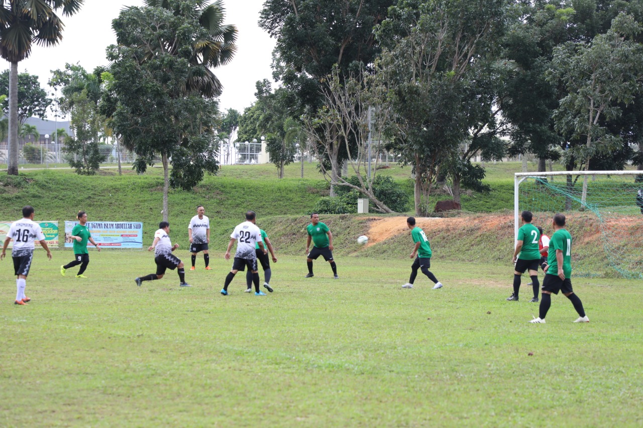 Lapangan Sepak Bola (Atas) Hang Nadim